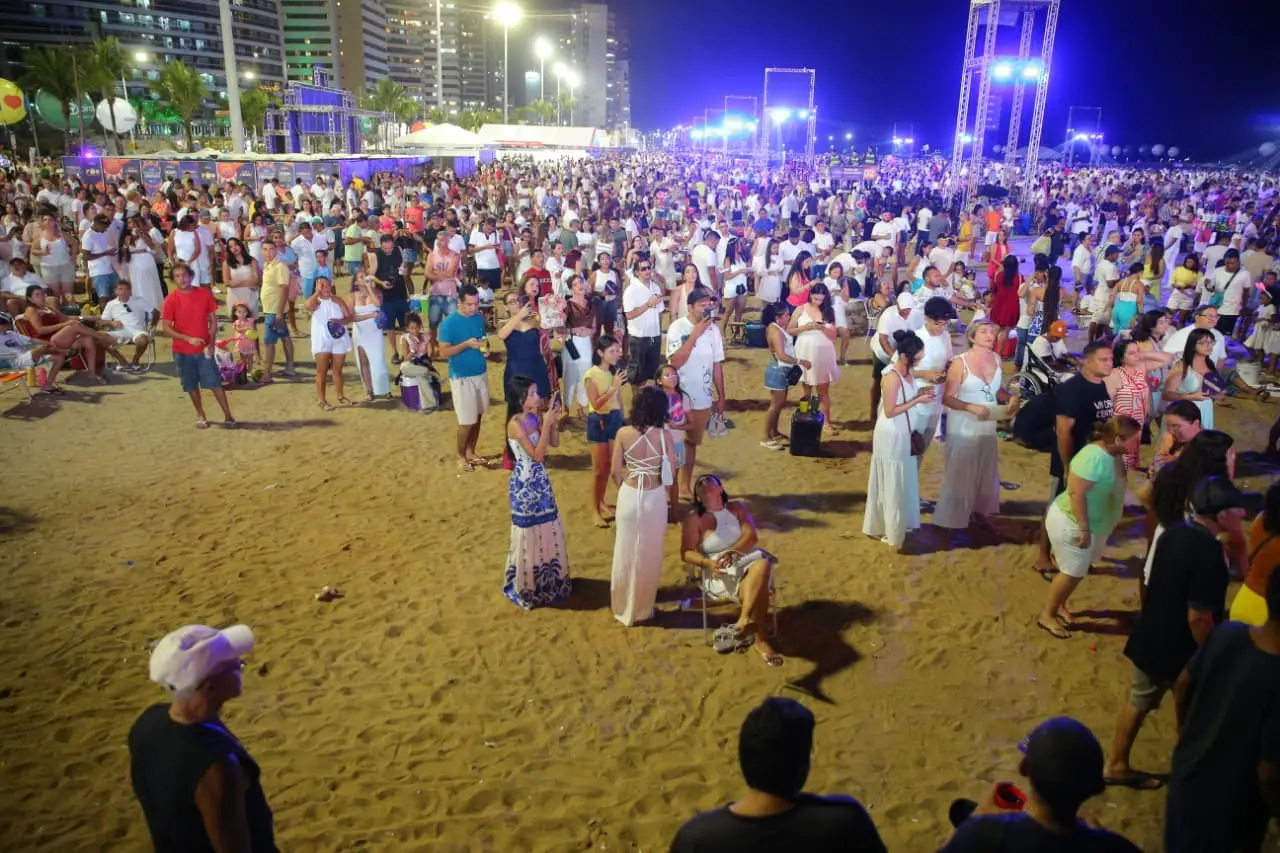 publico chegando ao aterro da praia de iracema em fortaleza no reveillon 2026.