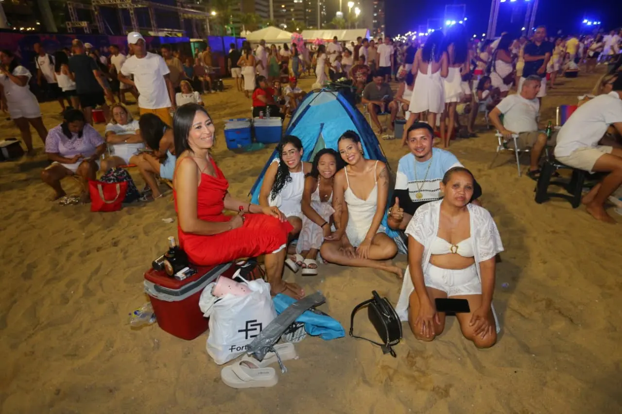 pessoa no aterro da praia de iracema para o reveillon 2026 em fortaleza acampando na areia.