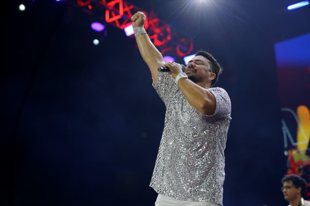 Jolson Ximenes, vocalista do Transnacionais, no palco durante Réveillon de Fortaleza 2026.