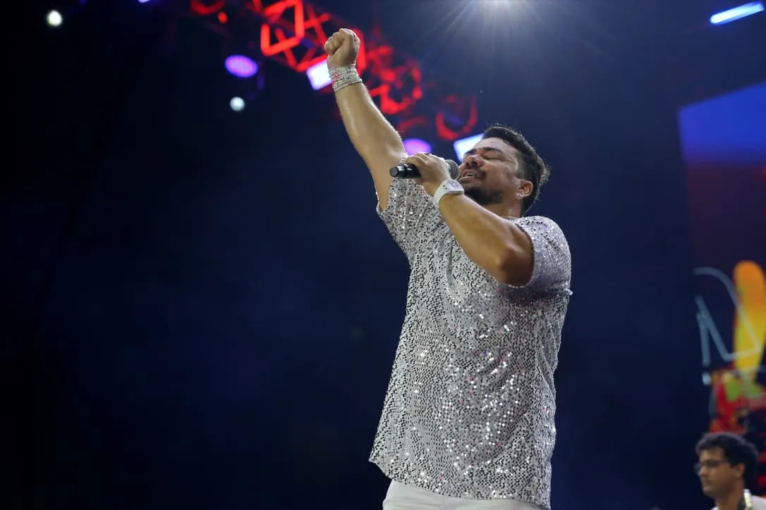Jolson Ximenes, vocalista do Transnacionais, no palco durante Réveillon de Fortaleza 2026.