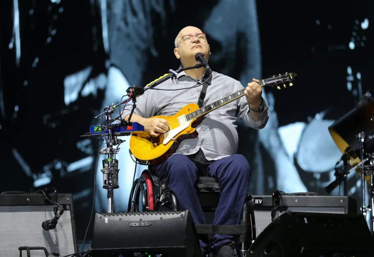 Herbert Vianna, vocalista do Paralamas do Sucesso, anima o público no Aterro da Praia de Iracema.
