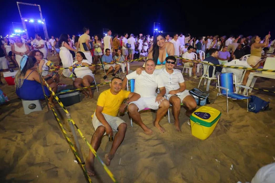 Família busca conforto durante shows do Réveillon de Fortaleza 2026.