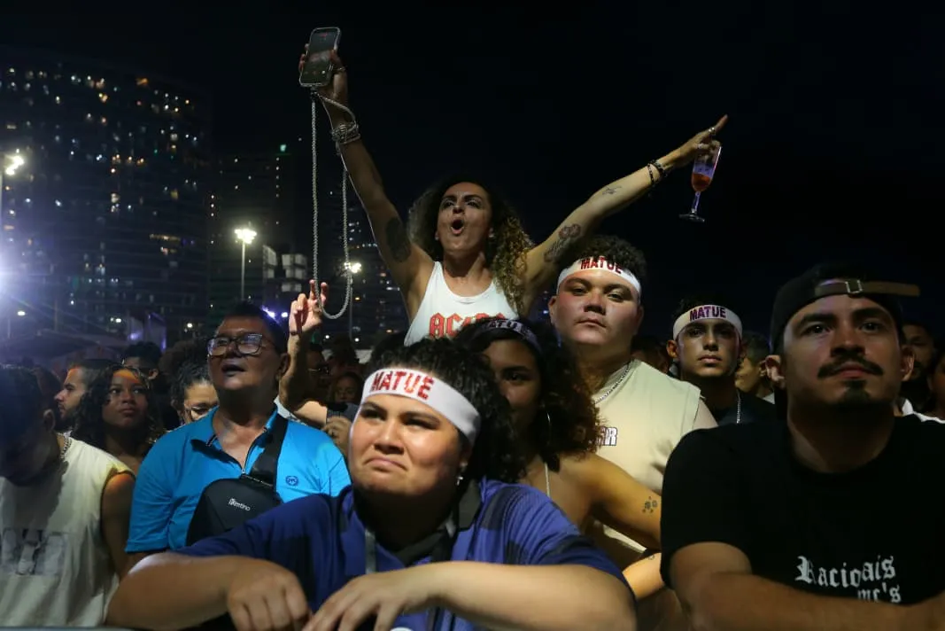 Público festeja e aguarda chegada do novo ano.