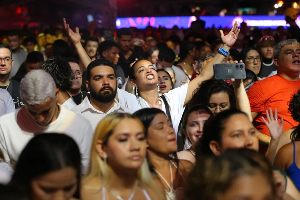 Público canta durante shows na Praia de Iracema.