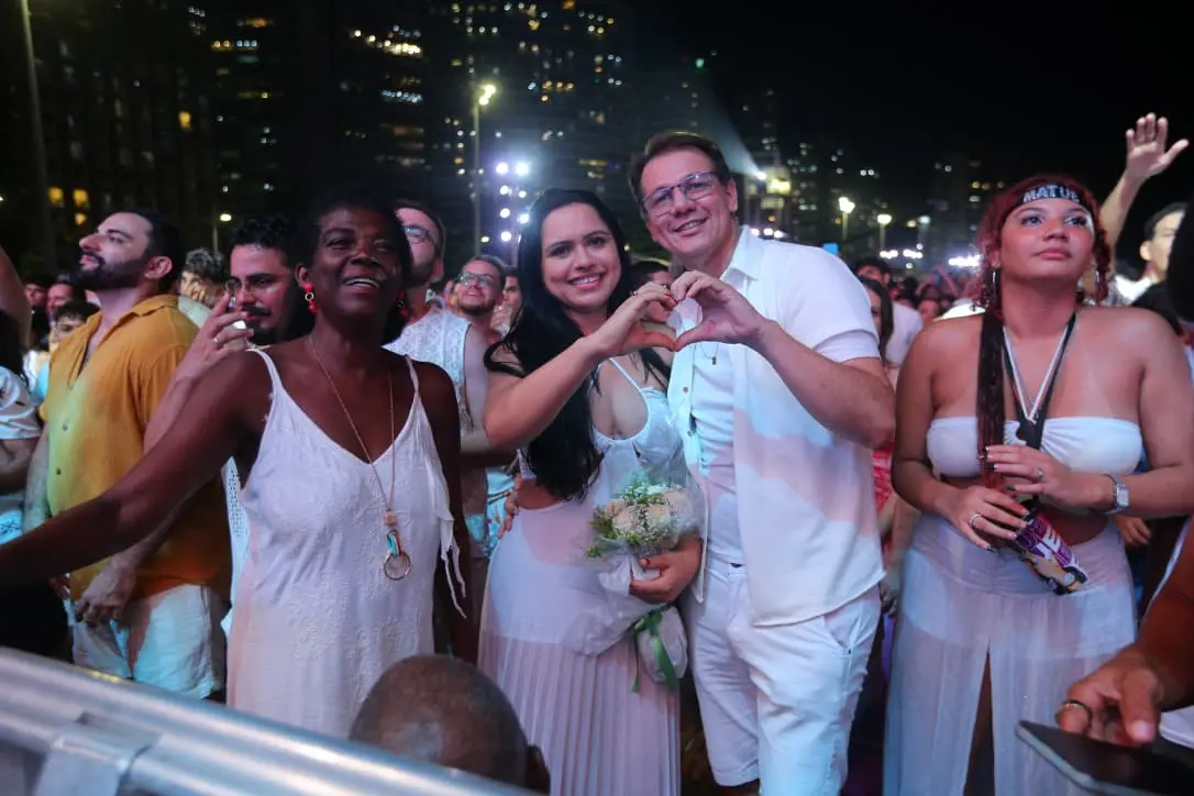 Claudia Leitte ajuda em pedido de casamento no Réveillon de Fortaleza.