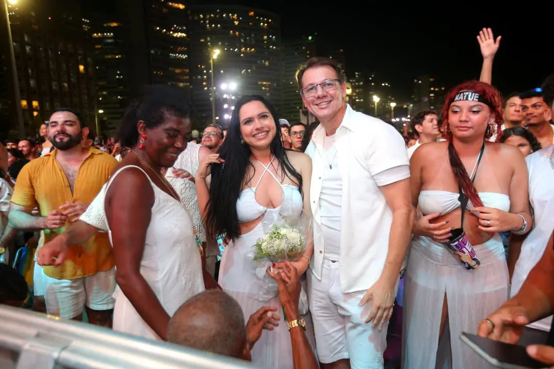 Claudia Leitte ajuda em pedido de casamento no Réveillon de Fortaleza.