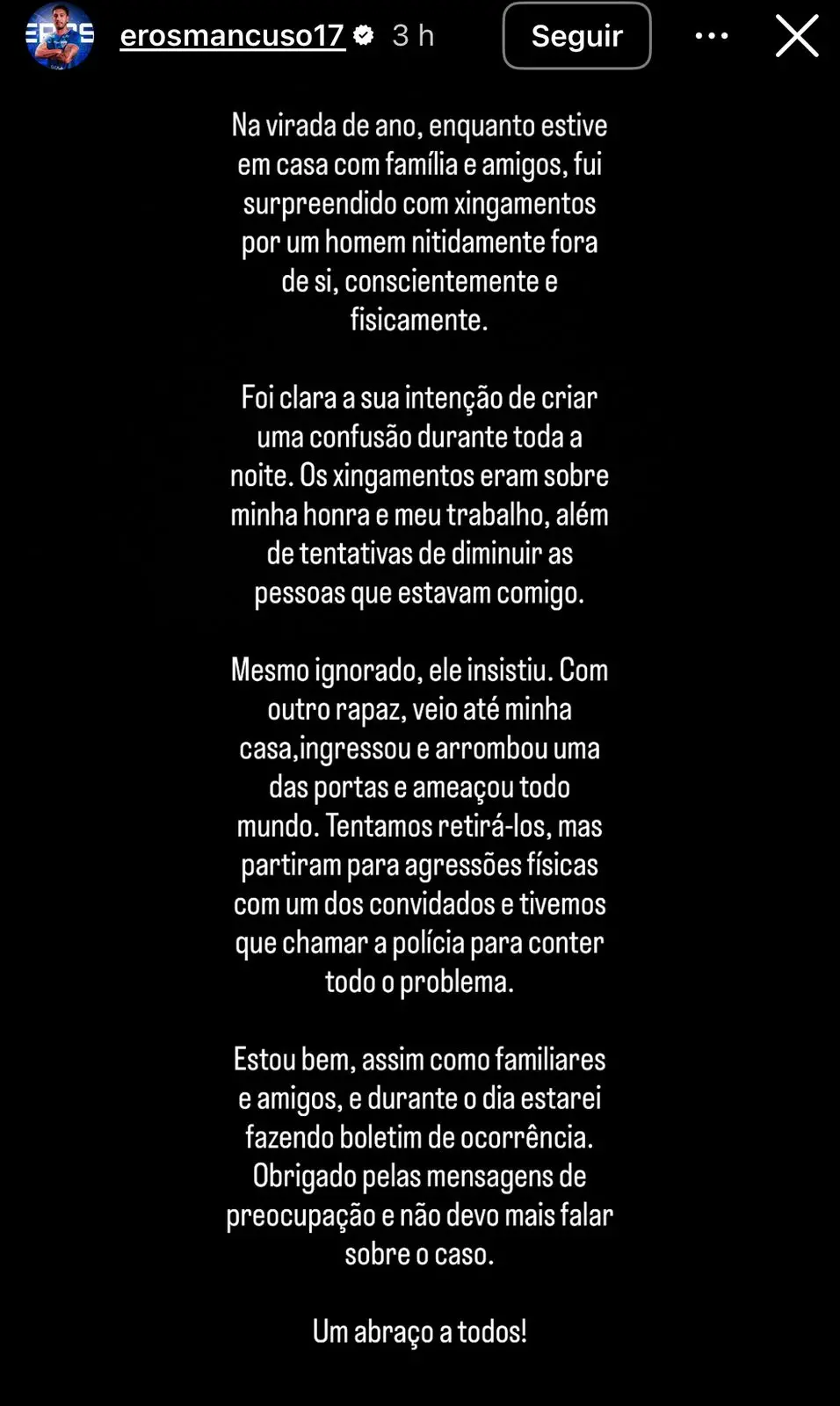 Captura de tela de um story do Instagram do jogador Eros Mancuso, contendo um texto de esclarecimento sobre um incidente ocorrido em sua casa durante o Réveillon. No texto, escrito em letras brancas sobre fundo preto, ele relata que um homem invadiu sua residência, proferiu ofensas e agrediu convidados, sendo necessário o acionamento da polícia.