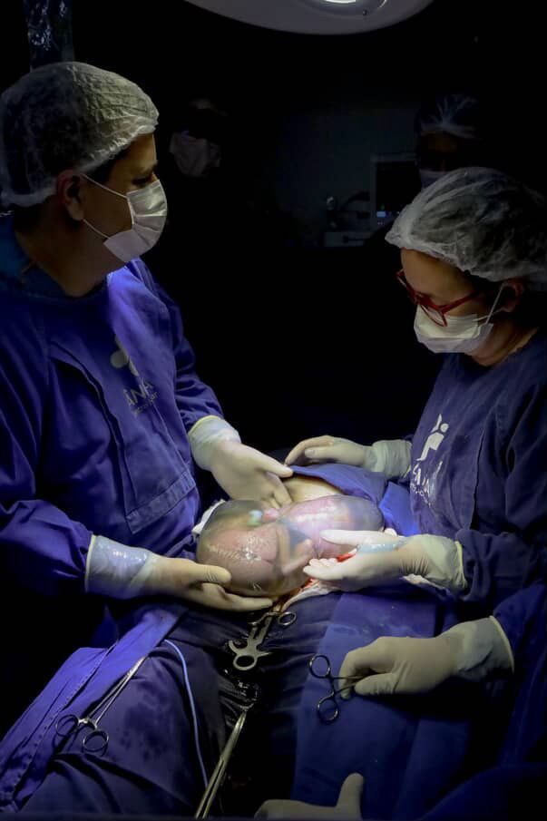 Após o parto, a mãe segue internado e aguarda a liberação do hospital.