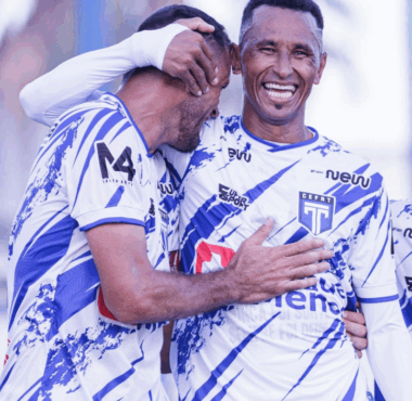 Foto de Ciel e Édson Cariús, atacantes que disputaram a Fares Lopes pelo Tirol