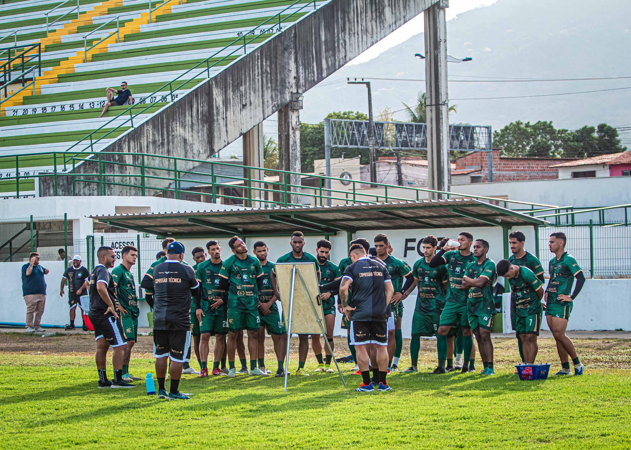 Foto do elenco do Maranguape, que treina de olho no Campeonato Cearense