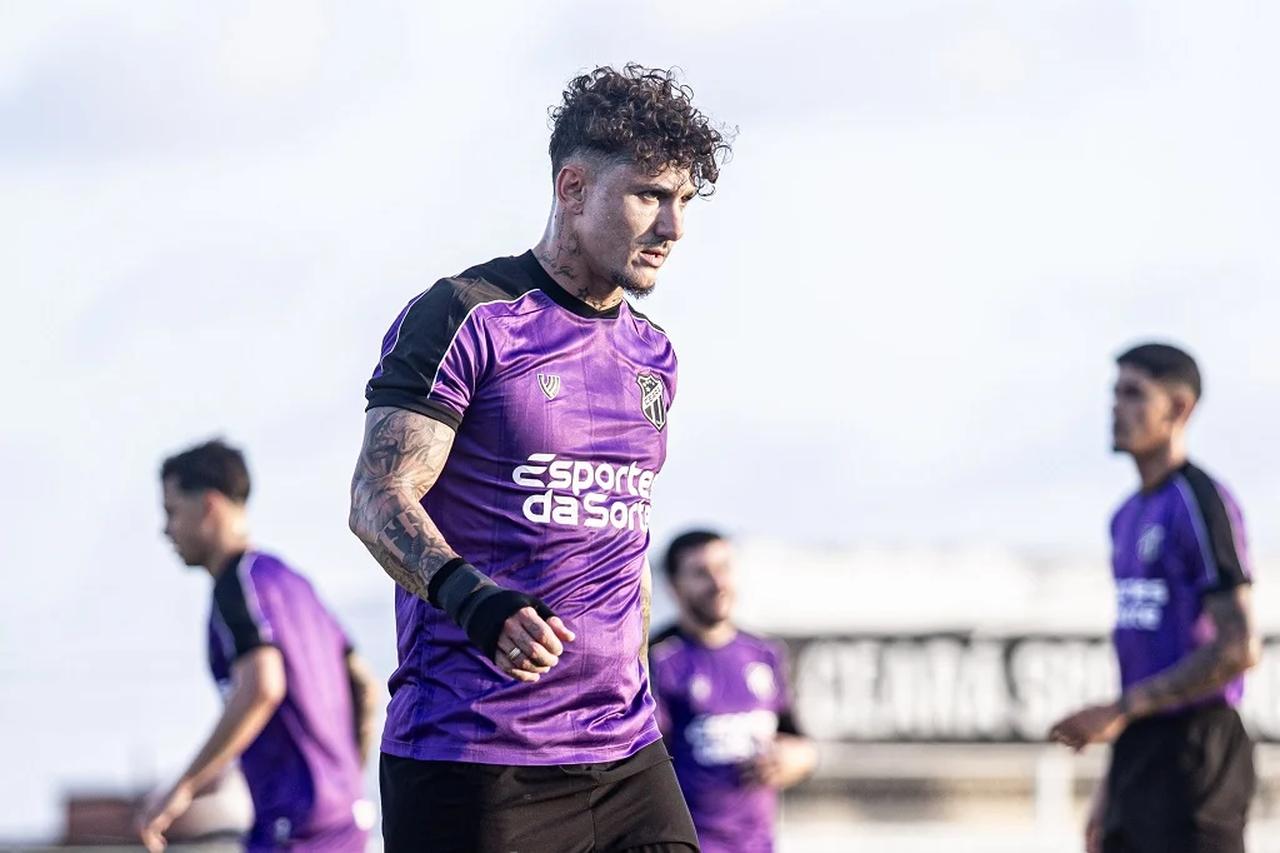 Vina em treino pelo Ceará em 2026