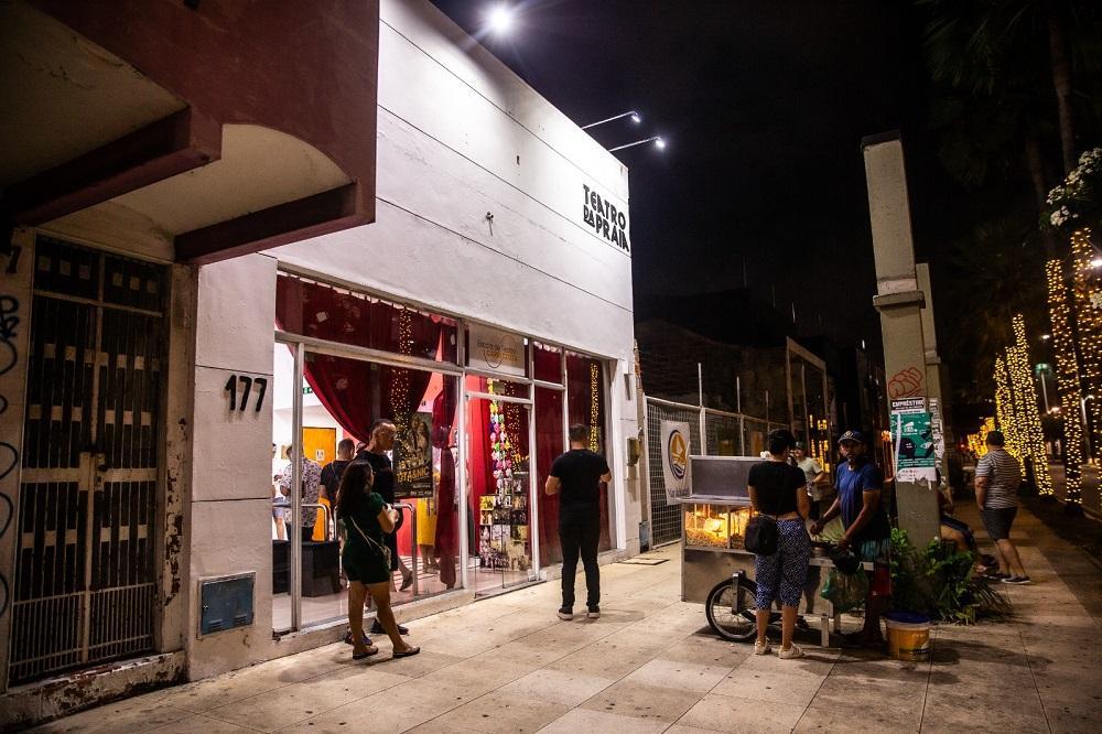 Na imagem, fotografia noturna da fachada do 