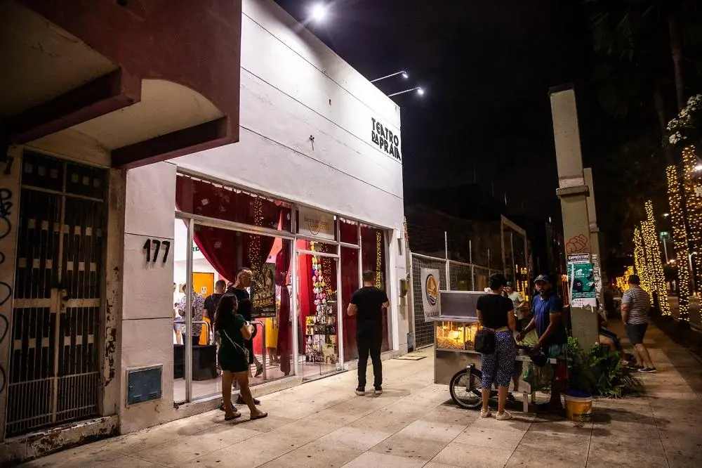 Na imagem, fotografia noturna da fachada do 