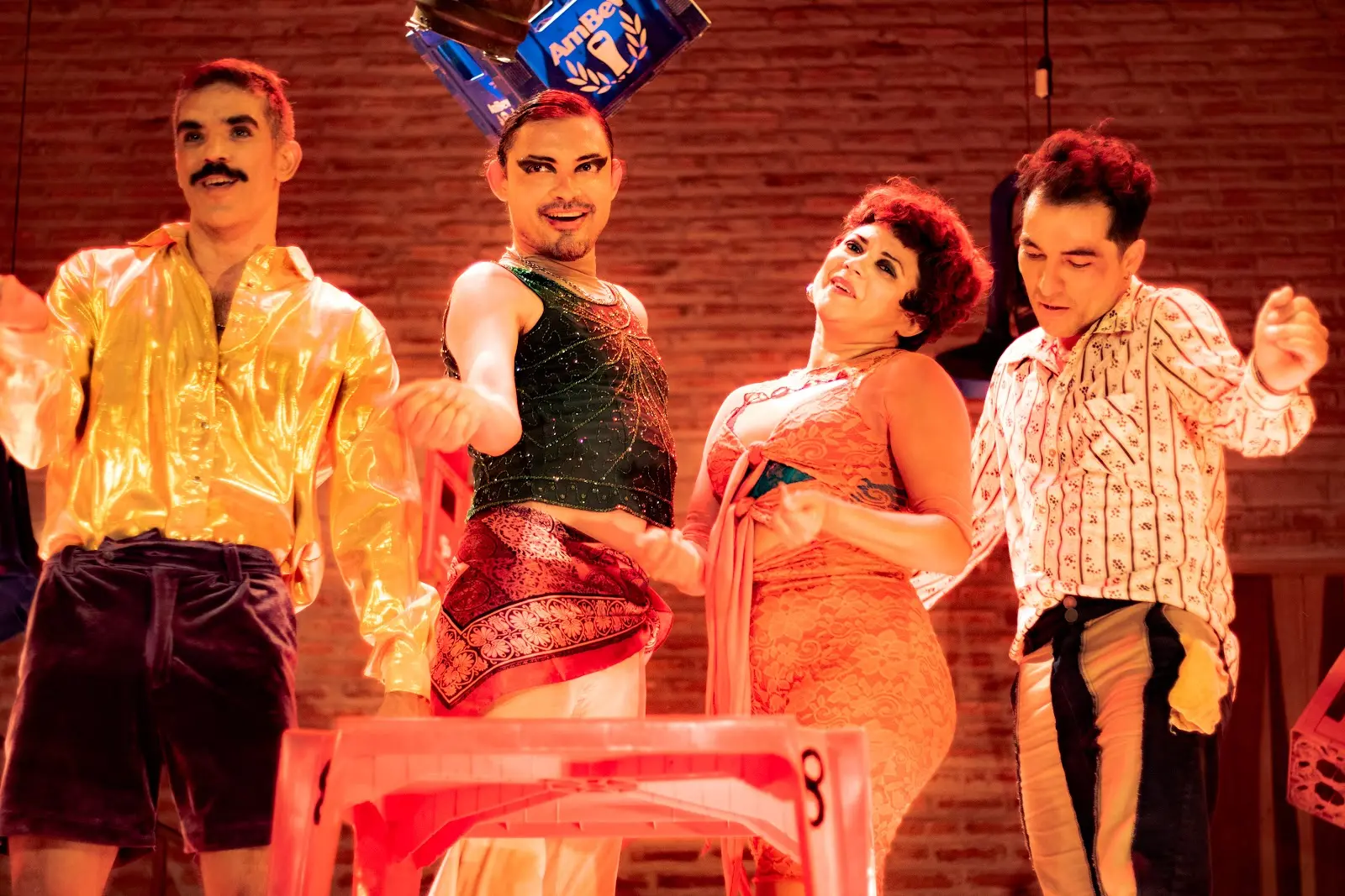 Na imagem, quatro artistas em cena no espetáculo 