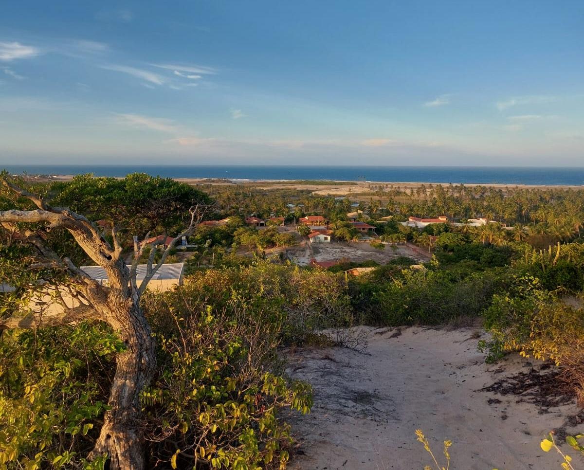 Vista panorâmica a partir do Mirante do Balbino, em Cascavel, Ceará, capturada sob a luz suave do fim de tarde.