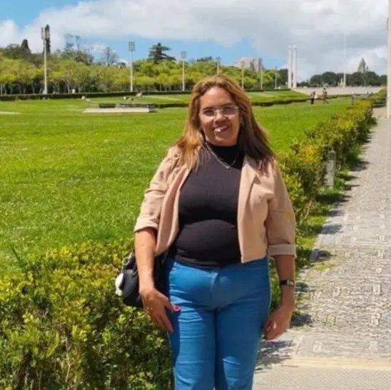 Lucinete em foto visitando um parque.