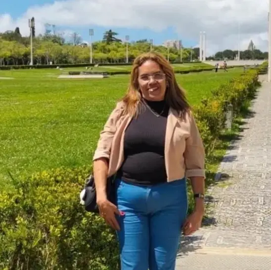 Lucinete em foto visitando um parque.