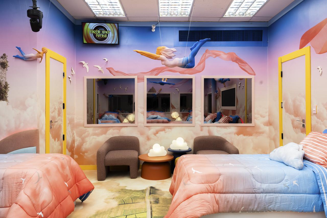 Quarto temático moderno com decoração lúdica e artística, apresentando duas camas individuais com colchas em tons degradê, paredes ilustradas com figuras flutuantes e pássaros em estilo onírico, espelhos decorativos alinhados e portas amarelas contrastantes. O ambiente conta com poltronas confortáveis, mesas laterais com luminárias decorativas e iluminação uniforme no teto, criando um espaço criativo, acolhedor e visualmente impactante.