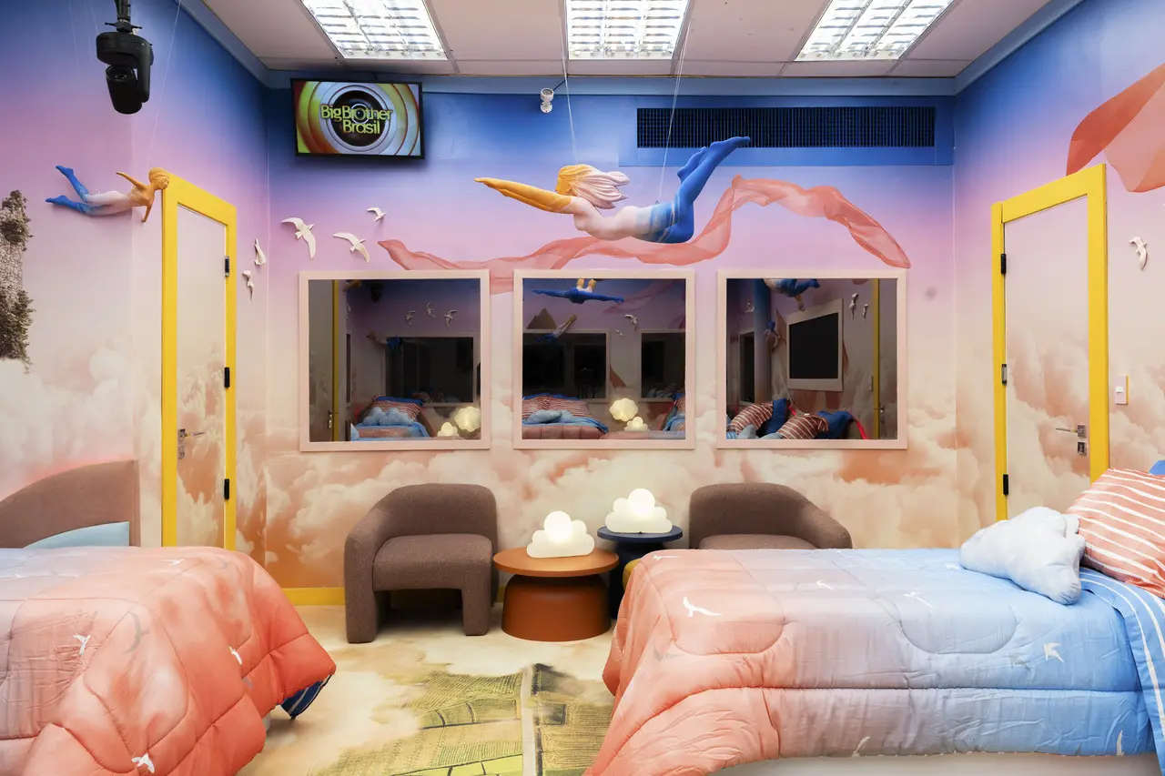 Quarto temático moderno com decoração lúdica e artística, apresentando duas camas individuais com colchas em tons degradê, paredes ilustradas com figuras flutuantes e pássaros em estilo onírico, espelhos decorativos alinhados e portas amarelas contrastantes. O ambiente conta com poltronas confortáveis, mesas laterais com luminárias decorativas e iluminação uniforme no teto, criando um espaço criativo, acolhedor e visualmente impactante.