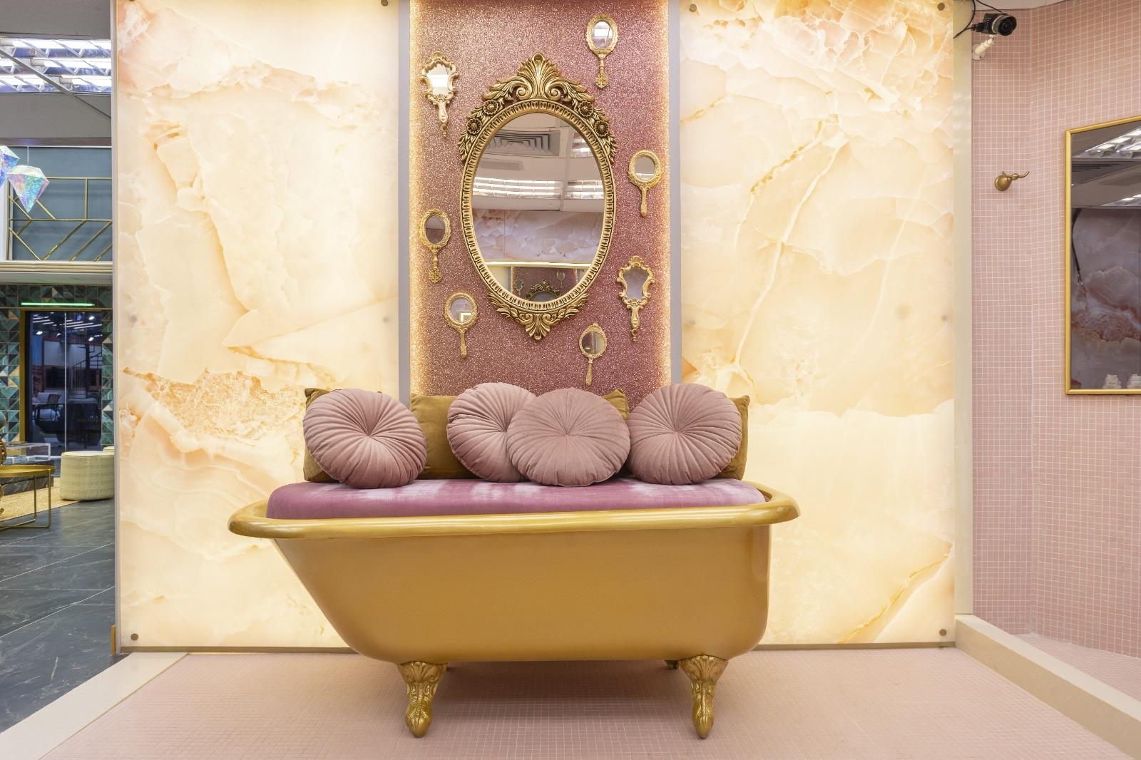 foto do banheiro do BBB 26 em tons de rosa e dourado.