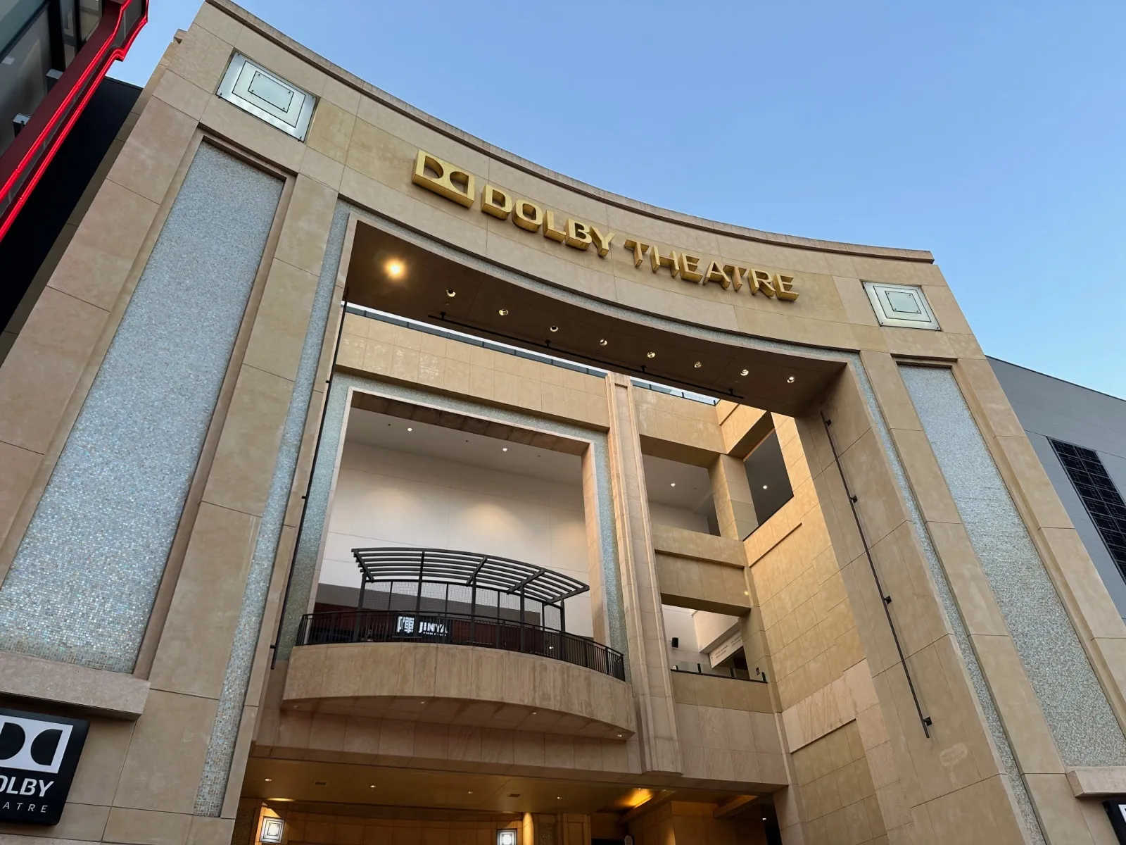 A entrada se dá por um portal localizado na Hollywood Boulevard.