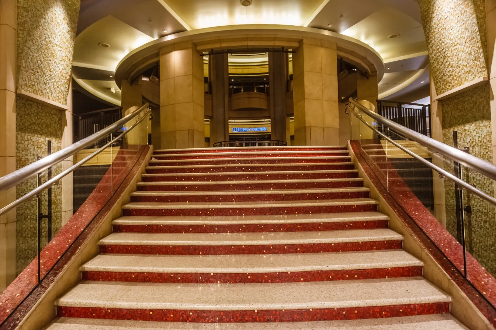 Uma escadaria em mosaico vermelho leva à entrada principal do Dolby Theatre.