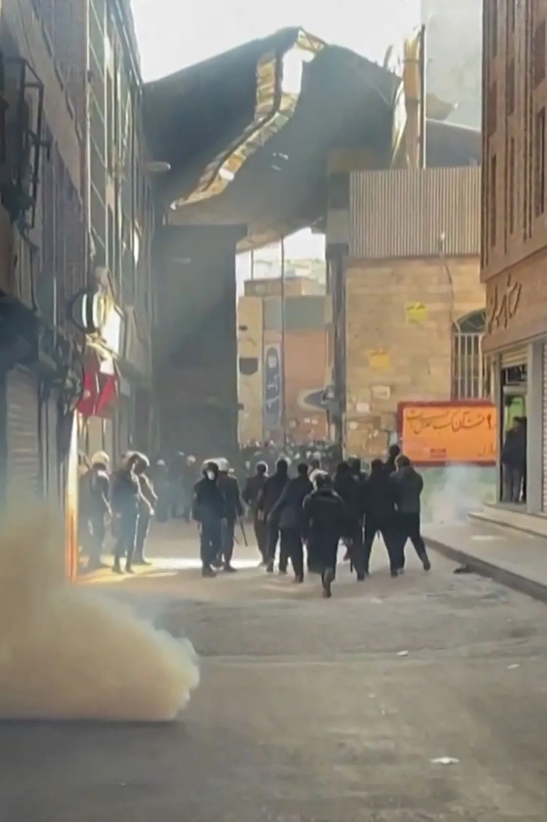Ao menos 45 manifestantes morreram, entre eles oito menores de idade, de acordo com a ONG Iran Human Rights (IHR).