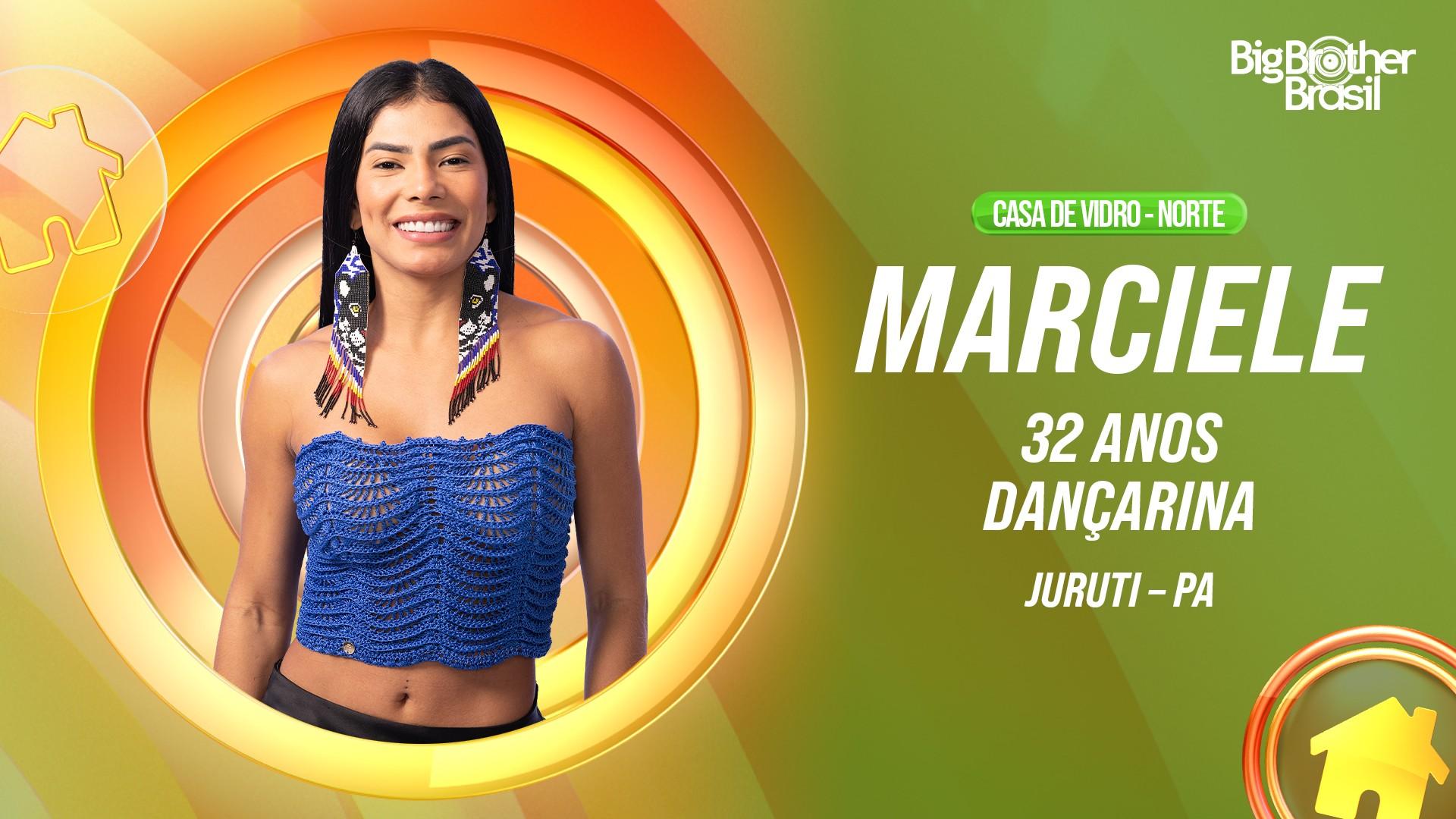 Marciele, participante da Casa de Vidro - Norte do Big Brother Brasil, sorri vestindo um top azul de crochê e brincos tribais coloridos. A imagem destaca seus dados: 32 anos, dançarina, de Juruti-PA.