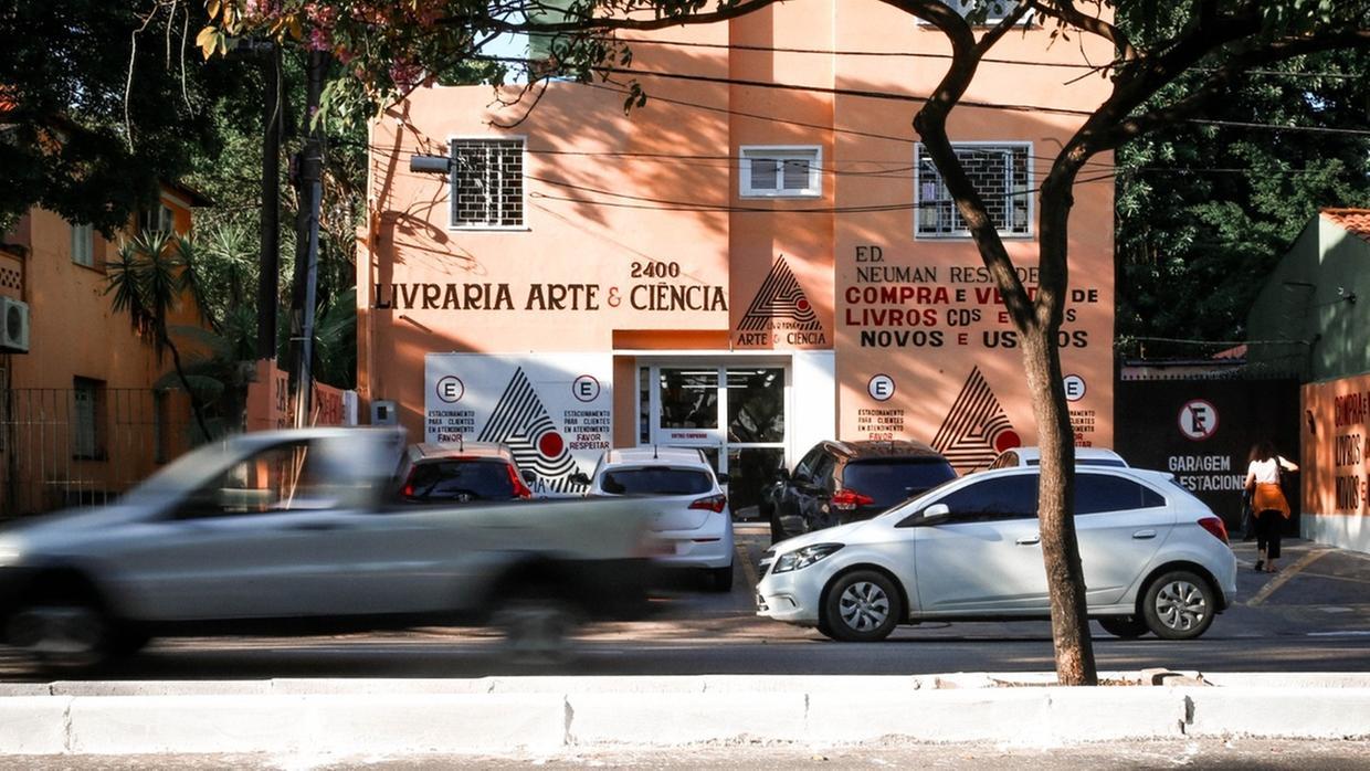 Foto da fachada da livraria Arte e Ciência.