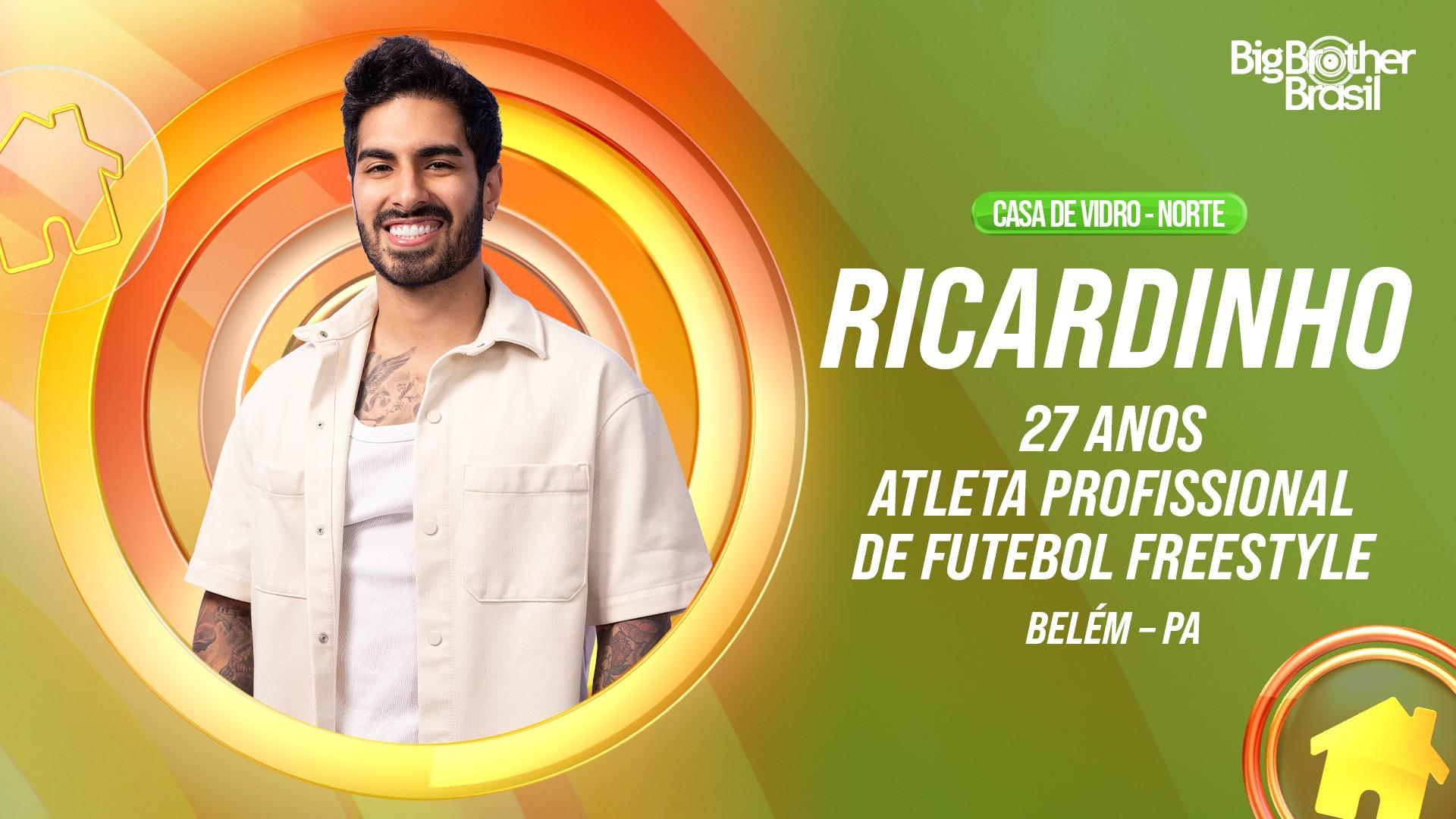 Ricardinho, participante da Casa de Vidro do Big Brother Brasil, atleta profissional de futebol freestyle de 27 anos, sorrindo em um fundo laranja e verde com o logo do BBB.