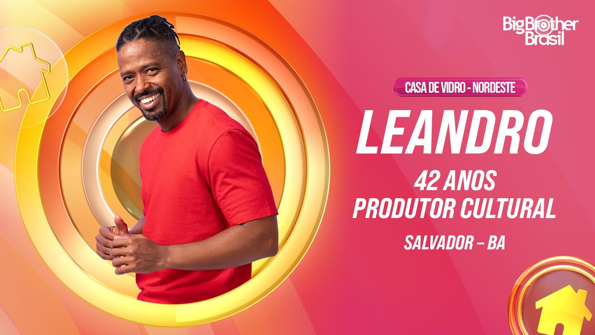 Leandro, participante da Casa de Vidro do Big Brother Brasil, sorrindo e usando uma camiseta vermelha, com informações de 42 anos, produtor cultural e natural de Salvador-BA.