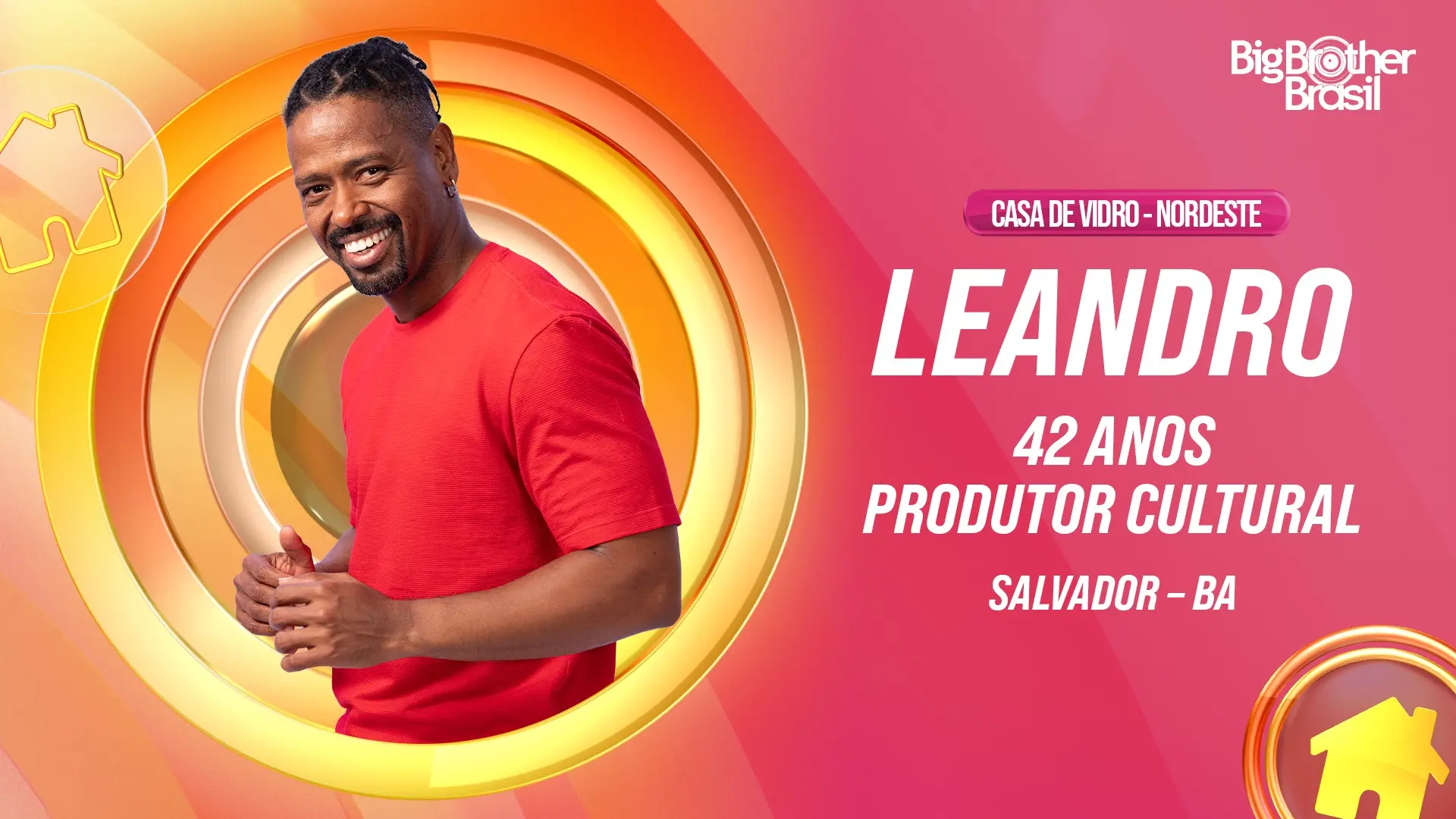Leandro, participante da Casa de Vidro do Big Brother Brasil, sorrindo e usando uma camiseta vermelha, com informações de 42 anos, produtor cultural e natural de Salvador-BA.