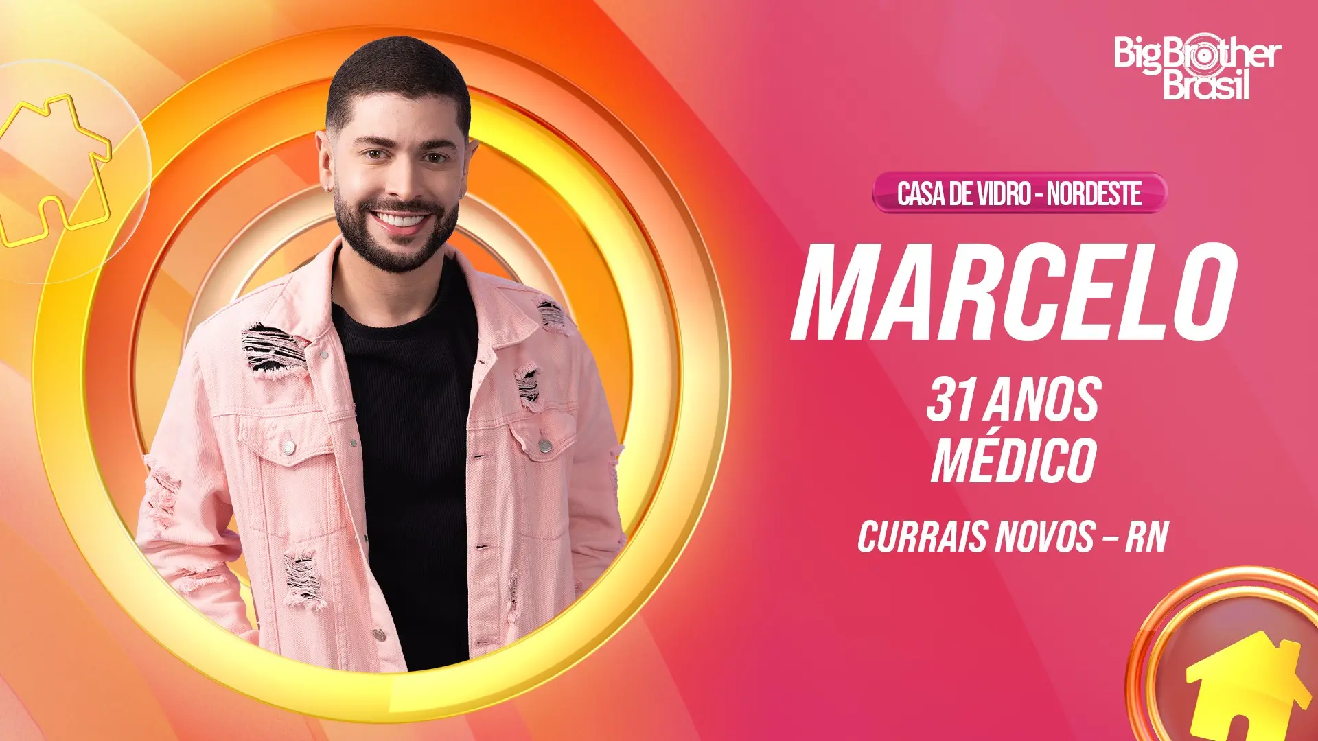 Retrato de Marcelo, um dos participantes da Casa de Vidro do Big Brother Brasil, sorrindo e vestindo uma jaqueta jeans rosa rasgada. Suas informações, 'MARCELO', '31 ANOS', 'MÉDICO' e 'CURRAIS NOVOS - RN', estão visíveis no lado direito da imagem.