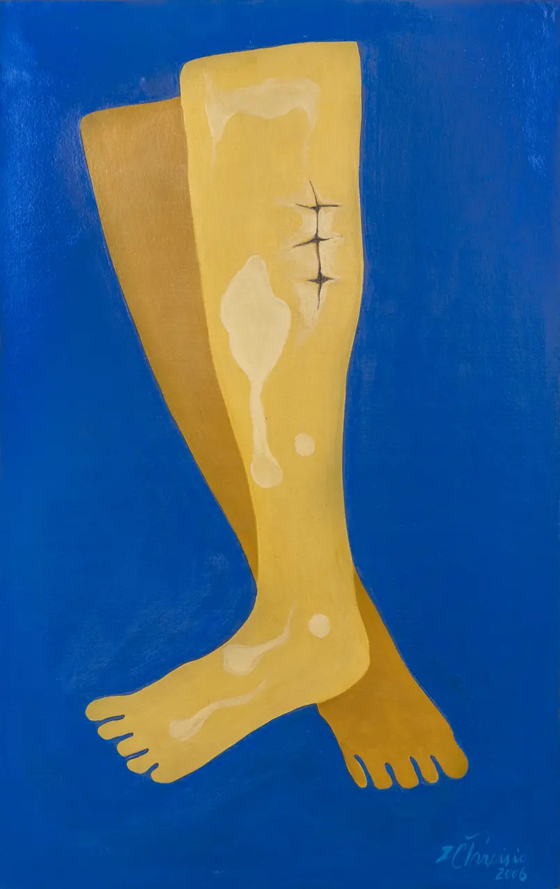 Obra de arte que mostra duas pernas pintadas em tom amarelado num fundo azul.