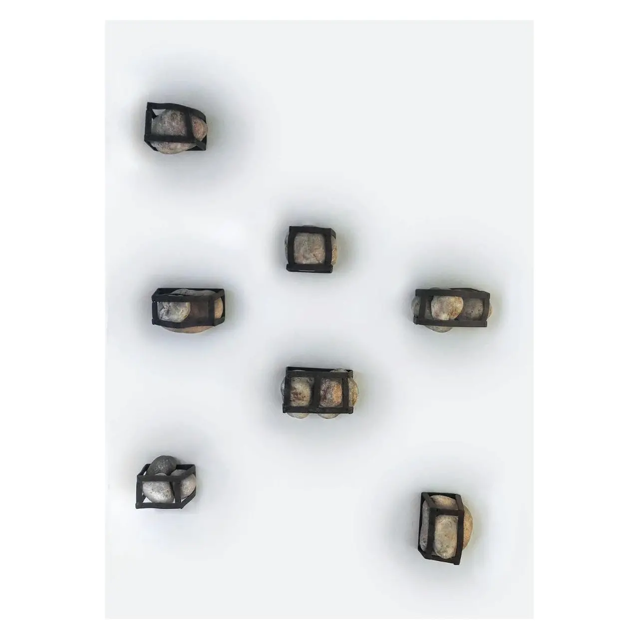 Obra de arte composta por diferentes pedras colocadas em grades de ferro.