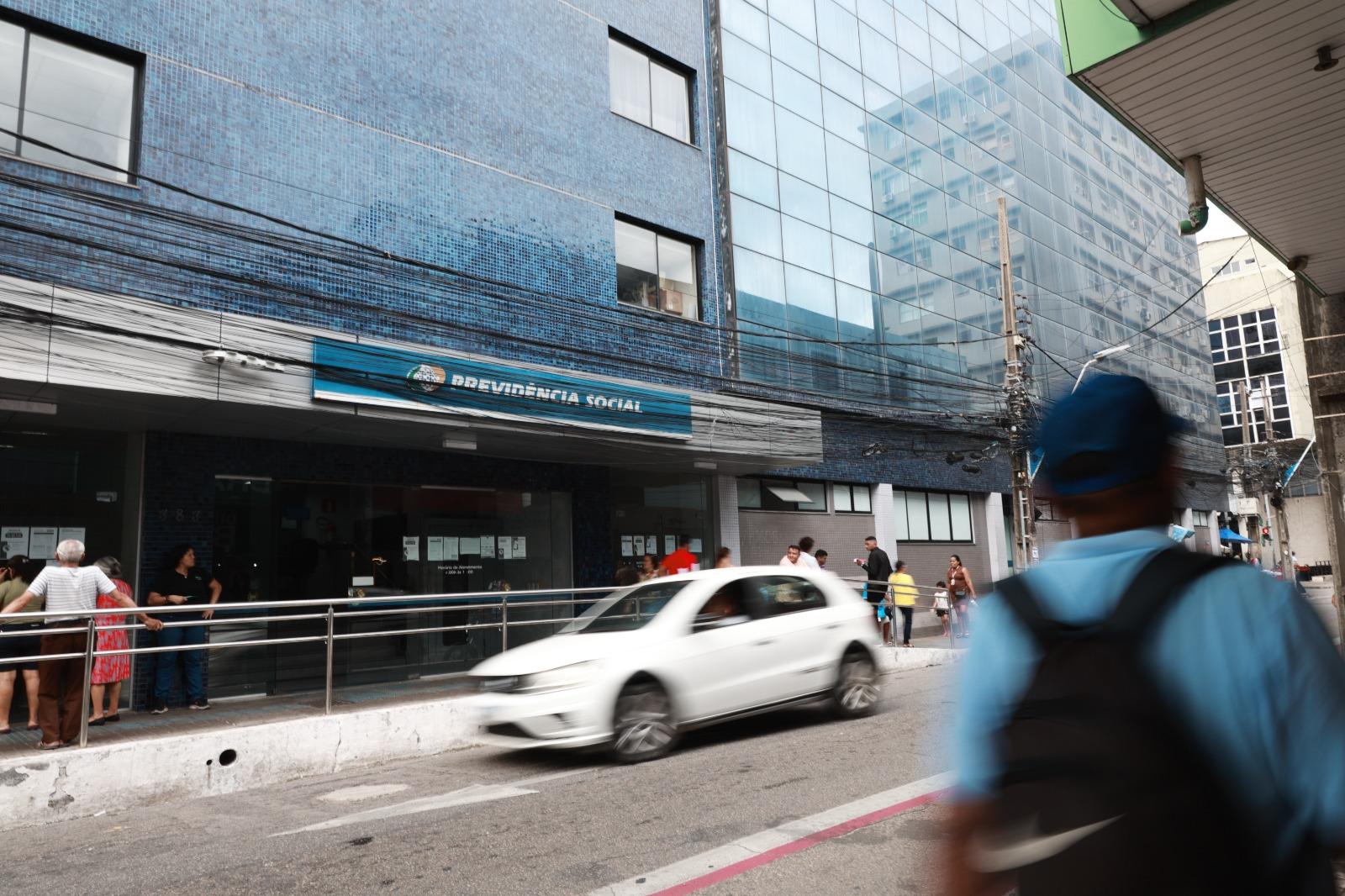 Uma fachada de prédio revestida com pequenos azulejos azuis exibe o letreiro azul e branco 