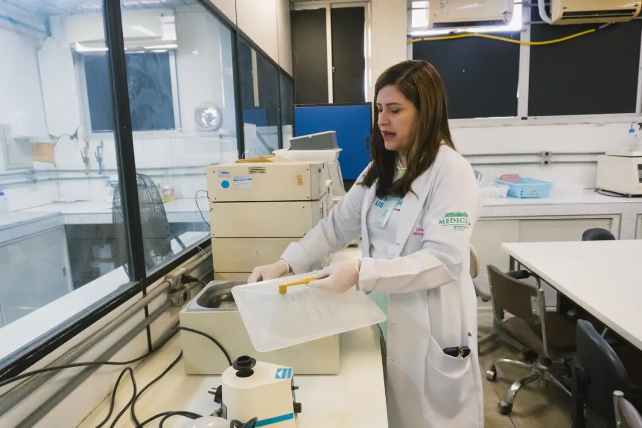Professora Denise Carvalho, do Laboratório de Genética Médica (Lagem), da Universidade Estadual do Ceará (Uece).
