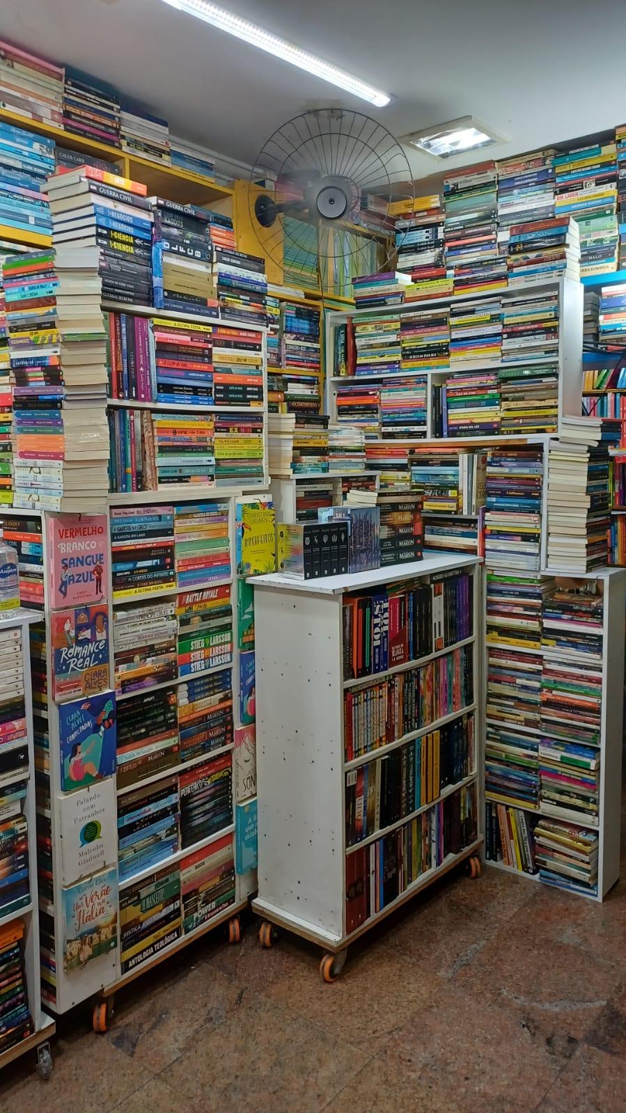 Imagem mostra a parte interna do Sebo Só Livros.