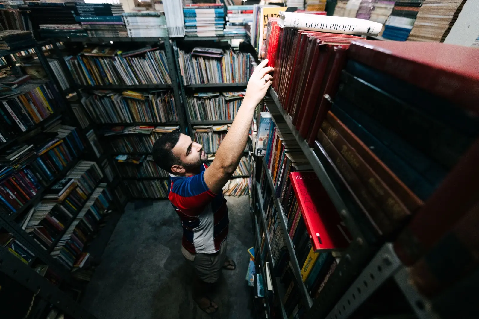 A imagem mostra a parte interna do Sebo O Geraldo.