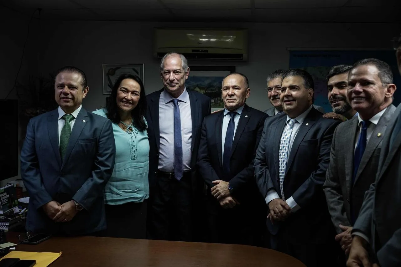 Ciro Gomes participou do Café da Oposição na Alece em maio de 2025.