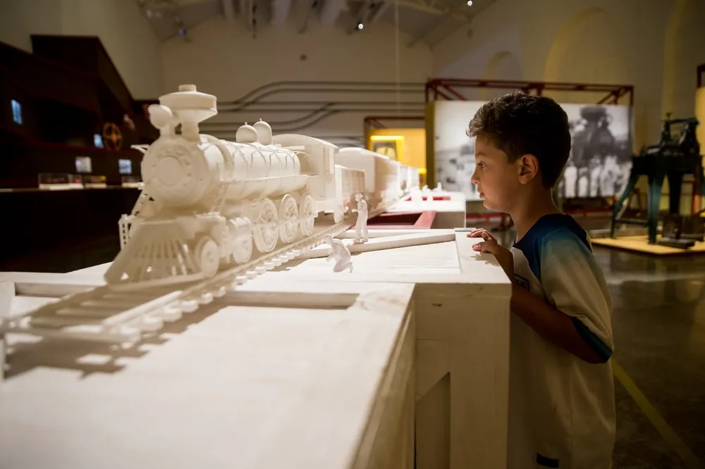 Maquete tátil mostra detalhes de uma locomotiva.