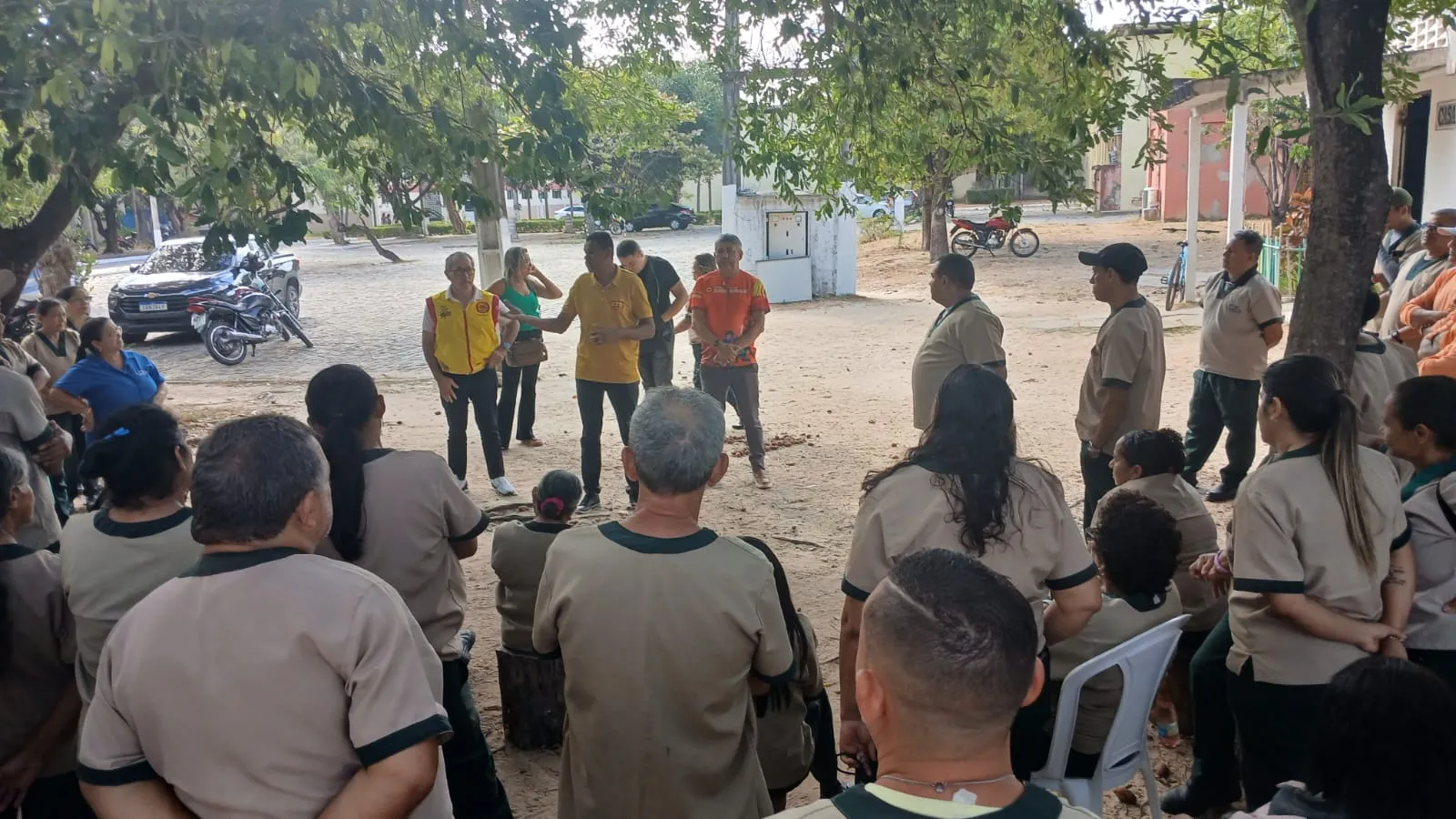 A paralisação das atividades dos profissionais de zeladoria, portaria e manutenção de áreas verdes teve início na sexta-feira (9).