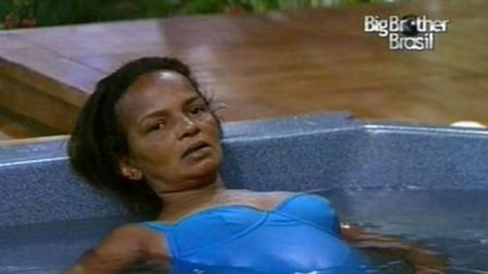 Participante desmaiada na piscina.