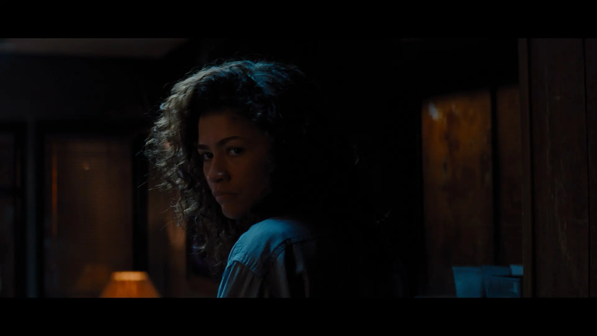Imagem da personagem Rue, interpretada pela atriz Zendaya, na terceira temporada da série Euphoria.