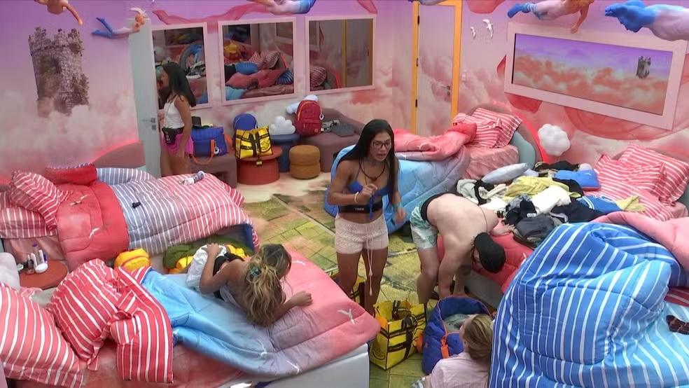 Participantes organizam seus pertences no 