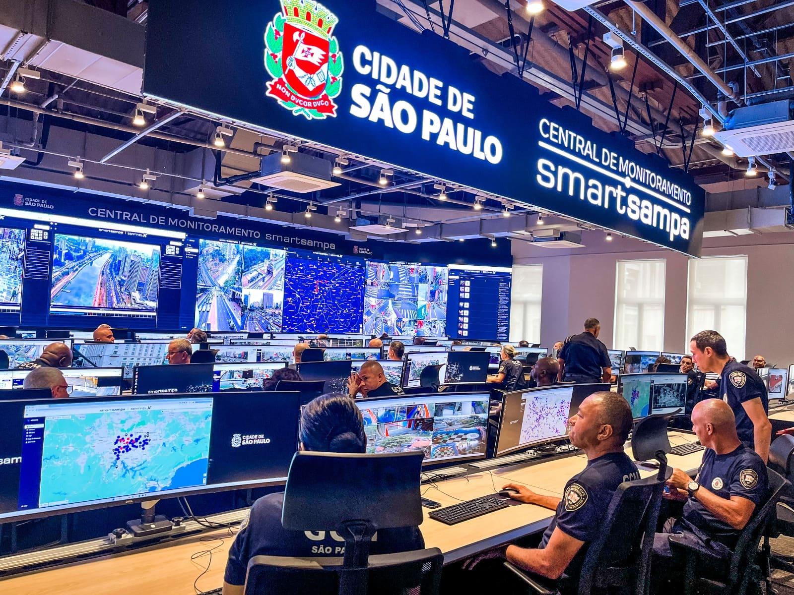 Imagem mostra o sistema na sala de operação do Smart Sampa. Imagem usada em matéria sobre irmão do Ricardo Nunes, prefeito de São Paulo.