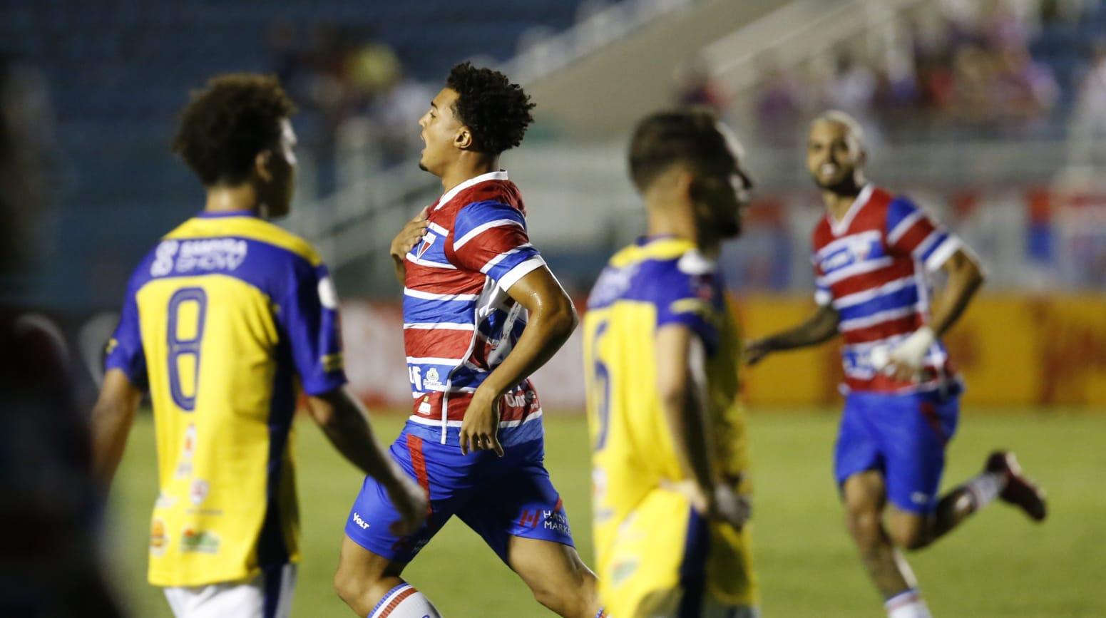 Kayky celebra um gol pelo Fortaleza contra o Quixadá