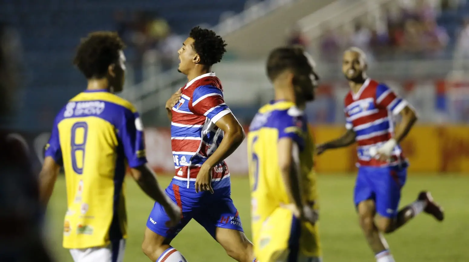 Kayky celebra um gol pelo Fortaleza contra o Quixadá