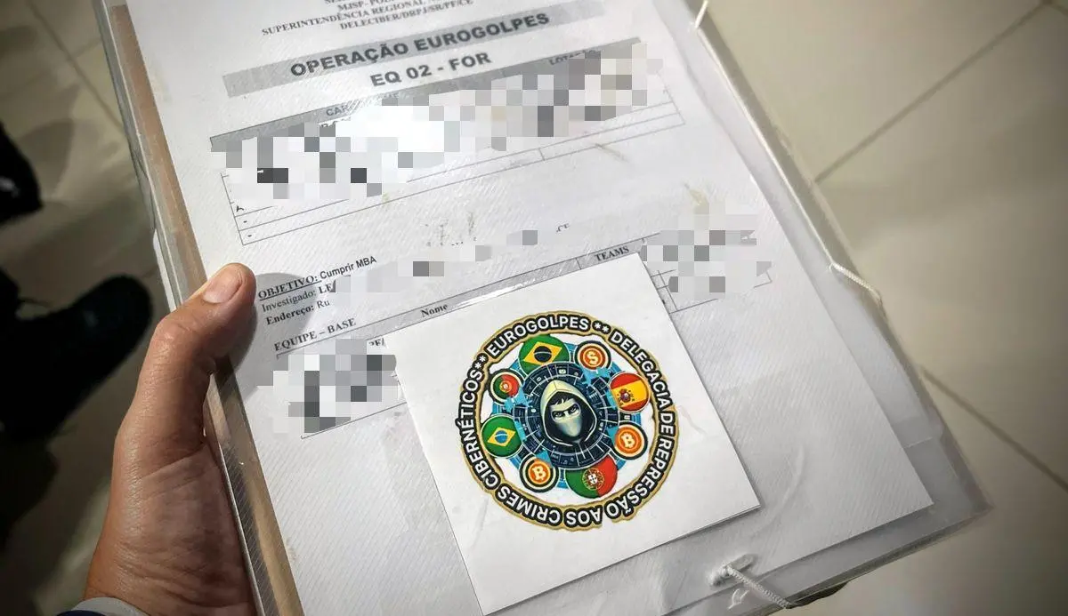 A imagem mostra uma pasta, com um adesivo escrito Delegacia de Repressão aos Crimes Cibernéticos - Eurogolpes.