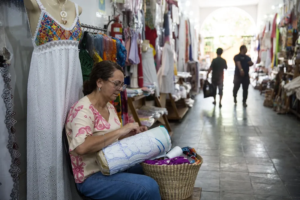 Na Emcetur, é possível ver artesãos trabalhando em frente às próprias lojas.